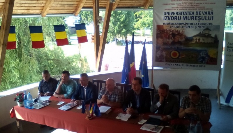 Personalităţi marcante din comunităţile româneşti din jurul graniţelor participă la Universitatea de Vară de la Izvorul Mureşului Personalităţi marcante din comunităţile româneşti din jurul graniţelor participă la Universitatea de Vară de la Izvorul Mureşului