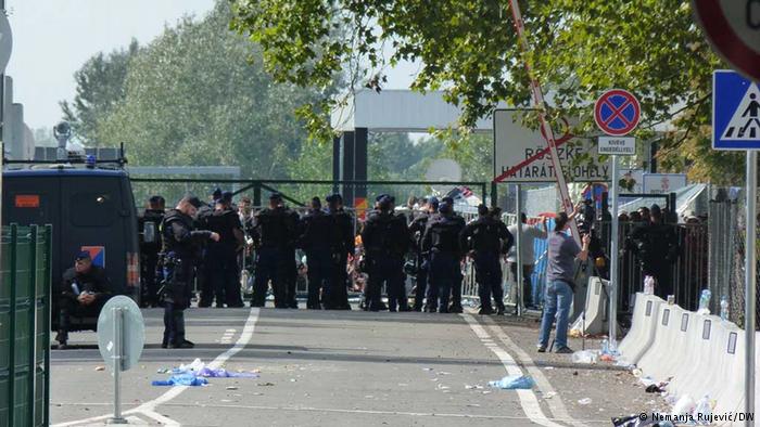 Ungaria anunţă arestarea a 29 de persoane în ciocnirile de la frontiera cu Serbia, inclusiv un ‘terorist’, informează Reuters Ungaria anunţă arestarea a 29 de persoane în ciocnirile de la frontiera cu Serbia, inclusiv un ‘terorist’, informează Reuters