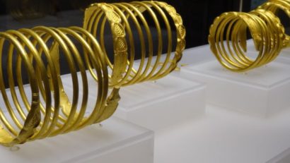 Peste 4500 de persoane au vizitat expoziţia itinerantă „Aurul şi argintul antic al României”