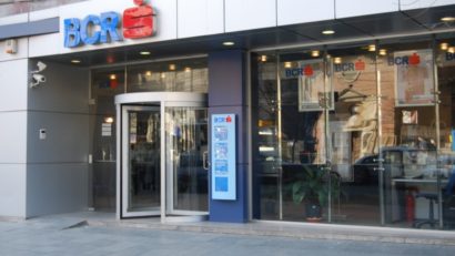 BCR va elimina comisioanele pentru retragerile de numerar la bancomate pentru toţi clienţii săi începând cu 1 octombrie