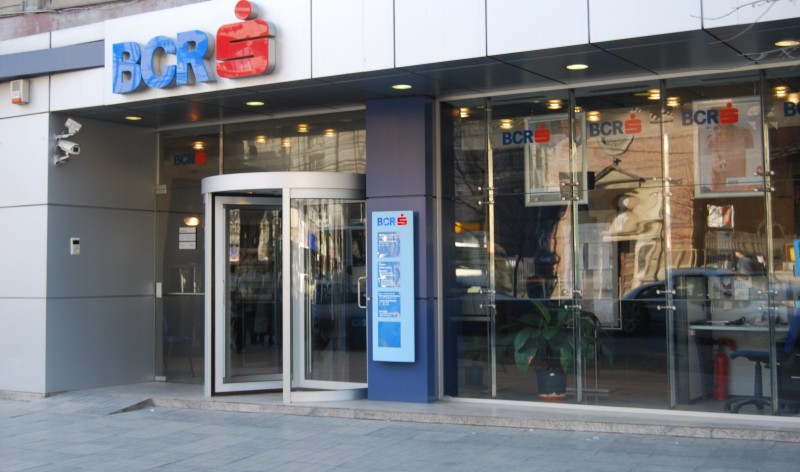 BCR va elimina comisioanele pentru retragerile de numerar la bancomate pentru toţi clienţii săi începând cu 1 octombrie BCR va elimina comisioanele pentru retragerile de numerar la bancomate pentru toţi clienţii săi începând cu 1 octombrie