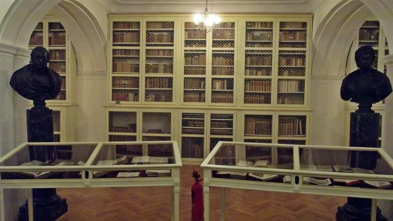 Vicepremierul, atenționat de dispariția unor publicații de patrimoniu din Biblioteca Teleki-Bolyai din Tîrgu-Mureș Vicepremierul, atenționat de dispariția unor publicații de patrimoniu din Biblioteca Teleki-Bolyai din Tîrgu-Mureș
