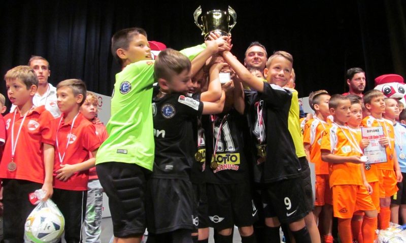 Cea de-a 9-a ediţie a Cupei E.ON Kinder la fotbal a ajuns la final Cea de-a 9-a ediţie a Cupei E.ON Kinder la fotbal a ajuns la final