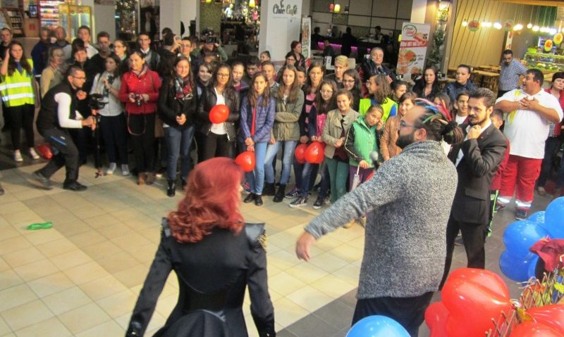 250 de copii din Tîrgu-Mureș au învățat, pe ritmuri muzicale, să acorde primul ajutor 250 de copii din Tîrgu-Mureș au învățat, pe ritmuri muzicale, să acorde primul ajutor