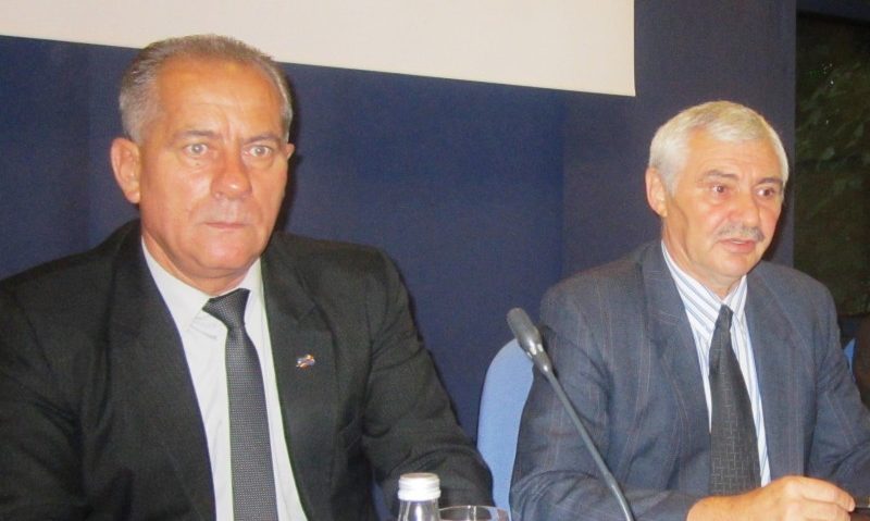 Angajații Apelor Române își cer banii înapoi