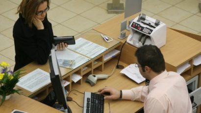 Tot mai mulți mureșeni apelează la protecția consumatorilor în relația cu băncile