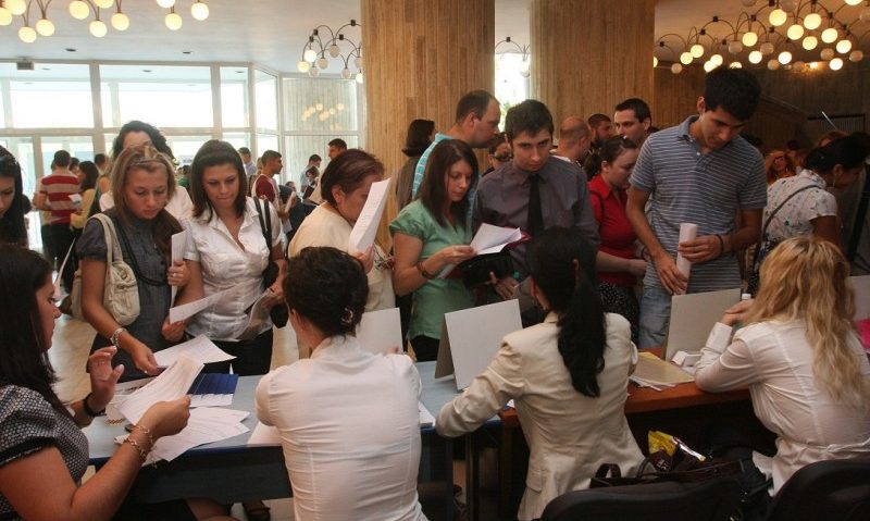 Bursă a locurilor de muncă pentru absolvenţii brașoveni Bursă a locurilor de muncă pentru absolvenţii brașoveni