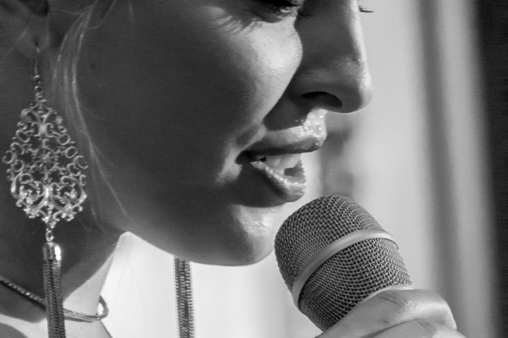 Elena Mîndru live la „Pasaj Urban” Elena Mîndru live la „Pasaj Urban”
