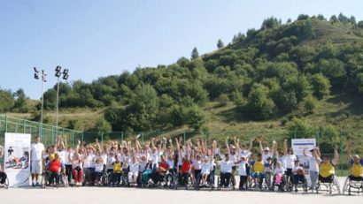 Dacă vă aflaţi duminică la Braşov, puteţi asista, de la ora 10, la o demonstraţie de sport în scaun rulant: baschet şi tir cu arcul