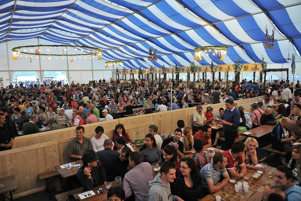 Dezastru pe arena Liceului Sportiv după Oktoberfestul brașovean Dezastru pe arena Liceului Sportiv după Oktoberfestul brașovean
