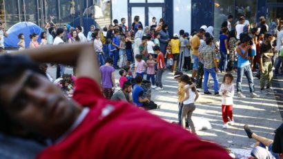 Poliţia blochează în continuare accesul imigranţilor în Gara de Est din Budapesta