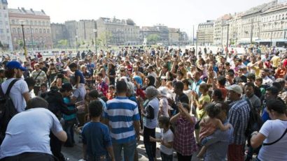 Haos în Gara Keleti din Budapesta după ce poliţiştii s-au retras, iar imigranţii încearcă să se îmbarce