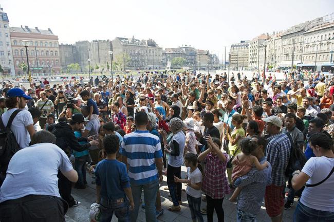 Haos în Gara Keleti din Budapesta după ce poliţiştii s-au retras, iar imigranţii încearcă să se îmbarce Haos în Gara Keleti din Budapesta după ce poliţiştii s-au retras, iar imigranţii încearcă să se îmbarce