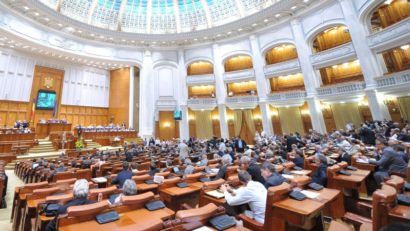 Legea pensiilor speciale retrimisă Legislativului de preşedintele Klaus Iohannis a suferit astăzi unele modificări în comisia pentru statutul parlamentarilor