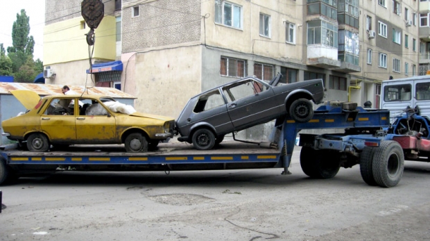Poliția Locală Tîrgu-Mureș ridică încă o tură de mașini abandonate Poliția Locală Tîrgu-Mureș ridică încă o tură de mașini abandonate