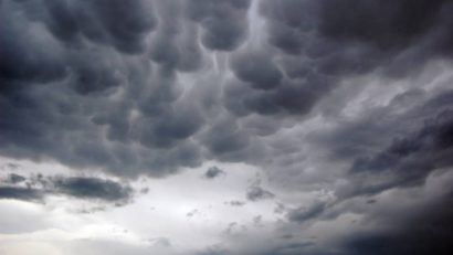Informarea meteo de instabilitate atmosferică accentuată, prelungită pe parcursul zilei de azi, până la ora 18,00