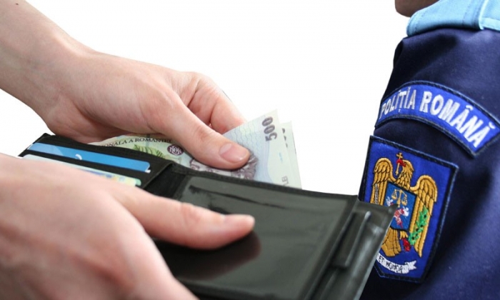Mită de 1.000 de euro, refuzată de un poliţist din Mureș Mită de 1.000 de euro, refuzată de un poliţist din Mureș