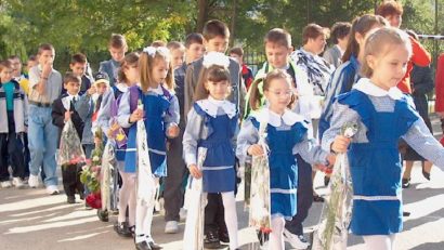 Pe vremuri, copiii mergeau la școală în opinci, cu lemne de foc sub braț