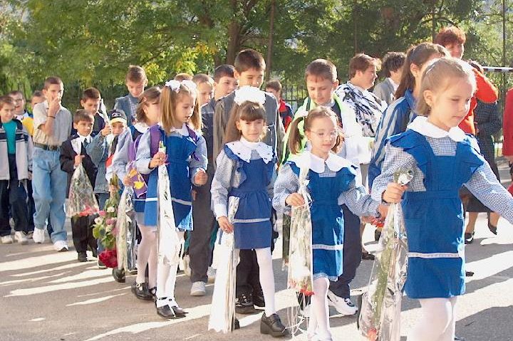 Pe vremuri, copiii mergeau la școală în opinci, cu lemne de foc sub braț Pe vremuri, copiii mergeau la școală în opinci, cu lemne de foc sub braț