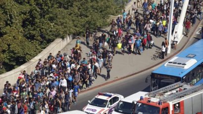 Sute de refugiaţi au plecat pe jos, de la Budapesta spre Austria