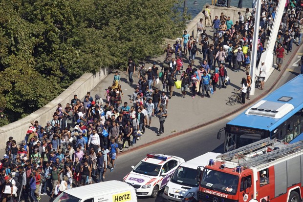 Sute de refugiaţi au plecat pe jos, de la Budapesta spre Austria Sute de refugiaţi au plecat pe jos, de la Budapesta spre Austria