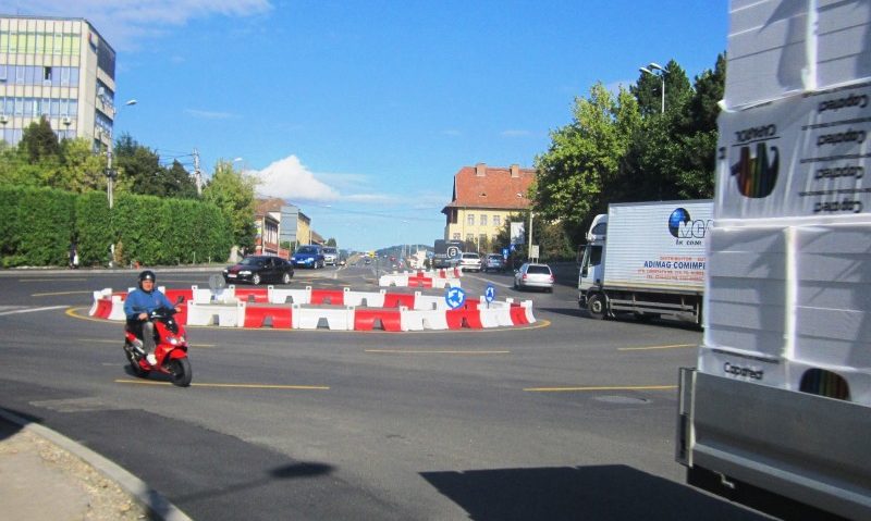 Noul sens giratoriu de la Cocoșul de Aur depinde de cele de pe strada Cuza Vodă Noul sens giratoriu de la Cocoșul de Aur depinde de cele de pe strada Cuza Vodă