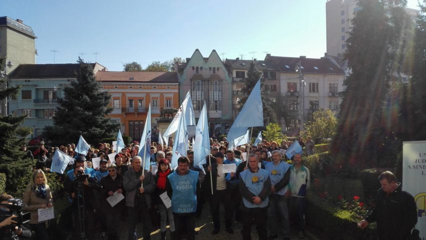 Peste 200 de asistenți sociali din Mureș au pichetat sediul Consiliului Județean Peste 200 de asistenți sociali din Mureș au pichetat sediul Consiliului Județean