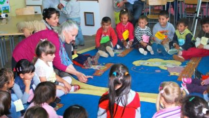 Copiii din familii defavorizate vor primi 50 de lei pe lună dacă merg la grădiniţă.