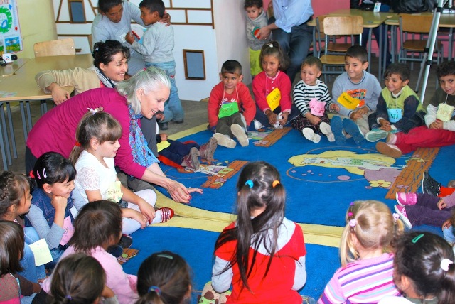 Copiii din familii defavorizate vor primi 50 de lei pe lună dacă merg la grădiniţă. Copiii din familii defavorizate vor primi 50 de lei pe lună dacă merg la grădiniţă.
