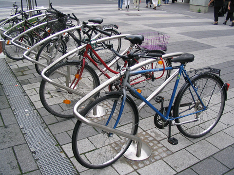Instituțiile publice vor fi obligate să instaleze suporturi de biciclete