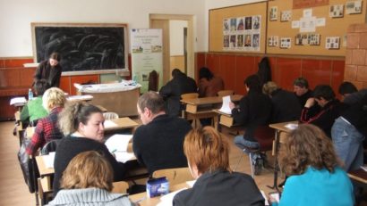 Profesorii aşteaptă banii pentru formare profesională, dar şi cei câştigaţi în instanţe