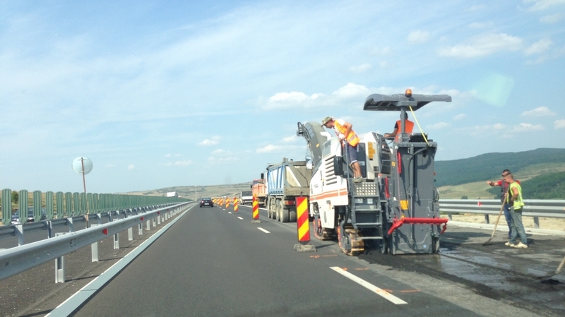 Peste 200 de metri din autostrada Orăştie-Sibiu trebuie reconstruiţi