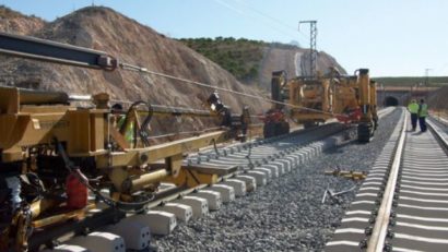 Traficul feroviar este oprit, luna aceasta, între staţiile CF Sărăţel şi Mărişel, din cauza unor lucrări la calea ferată