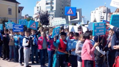 Elevii mureşeni au defilat cu mesaje pentru prevenirea accidentelor auto