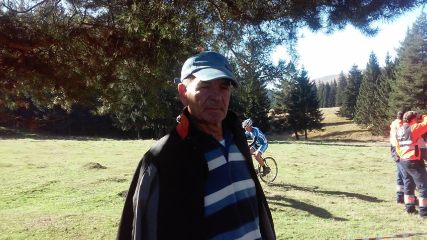 Campionul Mircea Romaşcanu (62 de ani), a venit de la Otopeni pe bicicletă, pentru a fi prezent la ,,naţionalele” din Poiana Braşov!