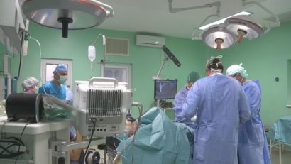O nouă procedură chirurgicală ortopedică, cu celule stem sub formă de transfuzie a fost făcută pentru prima dată în România