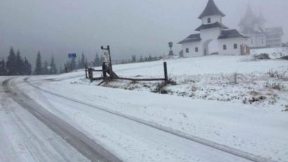 Maşini blocate în zăpadă în Pasul Prislop, jud. Maramureș
