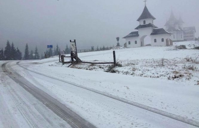 Maşini blocate în zăpadă în Pasul Prislop, jud. Maramureș Maşini blocate în zăpadă în Pasul Prislop, jud. Maramureș