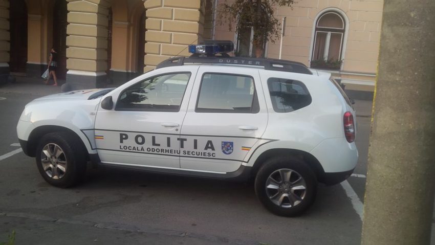 Autoturismul Poliţiei Locale Odorheiu Secuiesc a fost inscripţionat şi în română Autoturismul Poliţiei Locale Odorheiu Secuiesc a fost inscripţionat şi în română