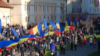 Sute de persoane, la deschiderea festivităţilor oficiale de la Alba Iulia