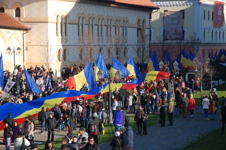 Sute de persoane, la deschiderea festivităţilor oficiale de la Alba Iulia