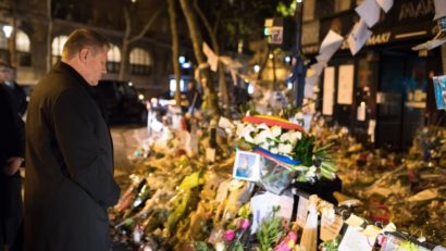 Klaus Iohannis a adus un omagiu victimelor atentatelor de la Paris