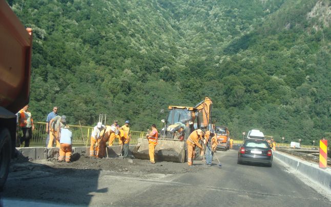 Circulaţia rutieră pe Drumul Naţional 10 Buzău-Braşov este întreruptă în dreptul localităţii Siriu Circulaţia rutieră pe Drumul Naţional 10 Buzău-Braşov este întreruptă în dreptul localităţii Siriu