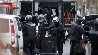 Un poliţist a fost înjunghiat mortal aseară la Bruxelles iar altul a fost rănit într-un atac pentru care a fost sesizat parchetul anti-terorist