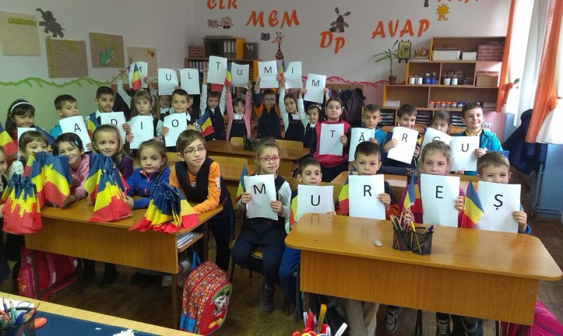 RTM a dus azi 200 de stegulețe tricolore elevilor de la Gimnaziul Europa