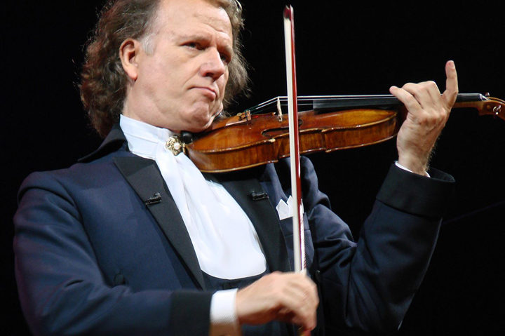 (UPDATE) Omagiul lui Andre Rieu pentru victimele de la „Colectiv” (UPDATE) Omagiul lui Andre Rieu pentru victimele de la „Colectiv”