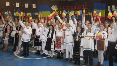 250 de stegulețe tricolore dăruite de Radio Tîrgu-Mureș