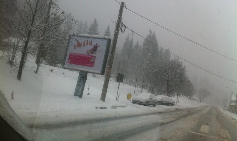 Polițiștii sfătuiesc șoferii să circule cu atenție Polițiștii sfătuiesc șoferii să circule cu atenție