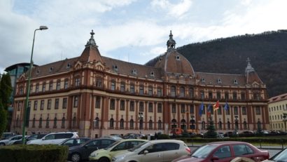 Câteva zeci de persoane nemulțumite au intrat pe holul Prefecturii Brașov