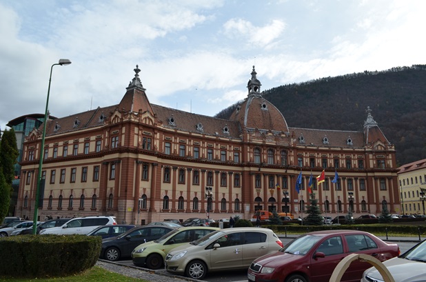 Câteva zeci de persoane nemulțumite au intrat pe holul Prefecturii Brașov Câteva zeci de persoane nemulțumite au intrat pe holul Prefecturii Brașov